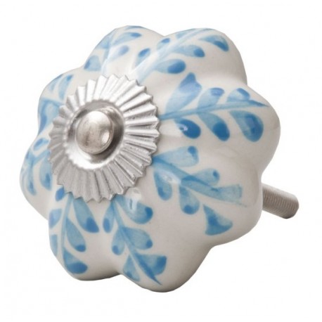 biały ceramiczny kwiat z niebieskim wzorkiem