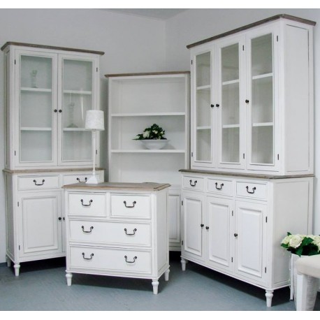 Meble prowansalskie białe zachwycające swą prostotą połączoną z pięknymi rzeźbieniami i brązowymi blatami.