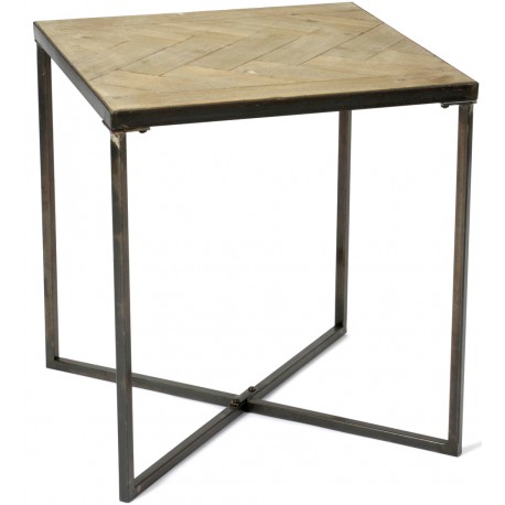 Kwadratowy stolik z etalowymi nogami ustawinymi na krzyż oraz drewnianym blatem.