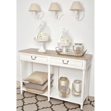 Białe kinkiety w stylu prowansalskim polskiej firmy Livin Hill o materiałowych, beżowych abażurkach.