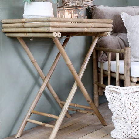 Stolik bambusowy Chic Antique pomimo prostej konstrukcji jest niezwykle stylowym meblem, który urzeknie Cię naturalnym kolorem.