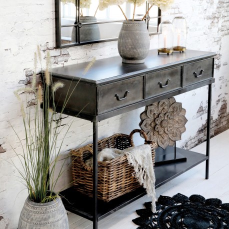 Oto konsola, która w całości została wykonana z metalu - idealny przykład loftowego mebla!