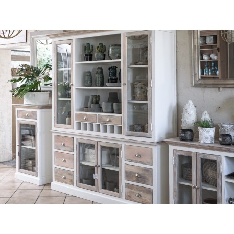 Pojemny kredens Bristol White to mebel w kolorze bieli i brązu, doskonały do salonu lub do jadalni.