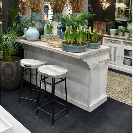 Wysoki stołek barowy z drewnianym siedziskiem posiada metalowe nogi. Doskonały do industrialnej lub loftowej wyspy kuchennej!