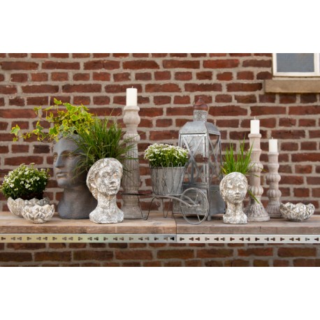 Metalowy lampion Clayre & Eef z miejscem na świeczkę lub tealight doda romantyzmu w salonie lub na tarasie.