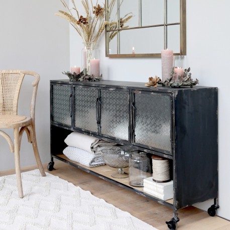 DUża komoda z półką sprawdzi się w każdej kuchni industrialnej i loftowej.