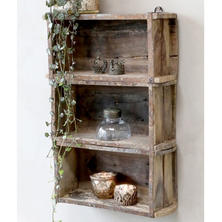Półka ścienne w formie starej szafki została wykonana z drewna. Piękna w połączeniu z zielonymi roślinami i dodatkami vintage.