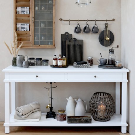 Biała, długa konsola z półką i szufladkami świetnie sprawdzi się w dużych, jasnych wnętrzach.