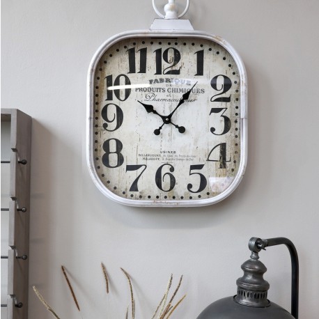 Metalowy zegar ścienny w kremowej ramie genialnie nadaje się na ścianę we wnętrzach w stylu retro, prowansalskich i vinatge.