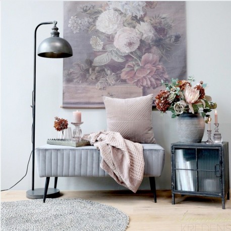 Wysoka lampa podłogowa z pojedynczym kloszem będzie genialna w salonie obok sofy lub w gabinecie ustawiona obok biurka.