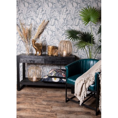 Tapicerowane krzesło skórzane z elementami pikowanymi ma wyjątkowy, ciemnozielony kolor.