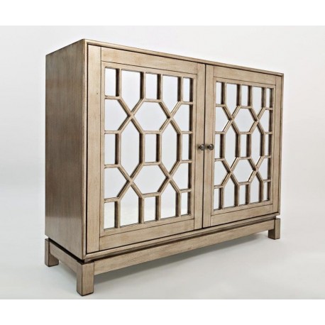 Komoda Avola z lustrzanymi drzwiami ma jasnobrązowy kolor i zdobiące jej drzwi dekoracyjne szprosy.