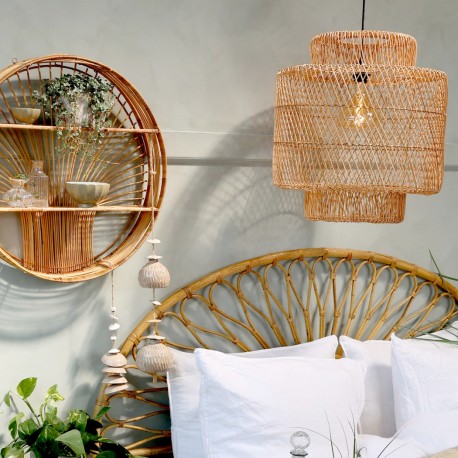 Rattanowa lampa boho ma ażurowy klosz i jet duża, dzięki czemu zapewnia mnóstwo jasnego światła.