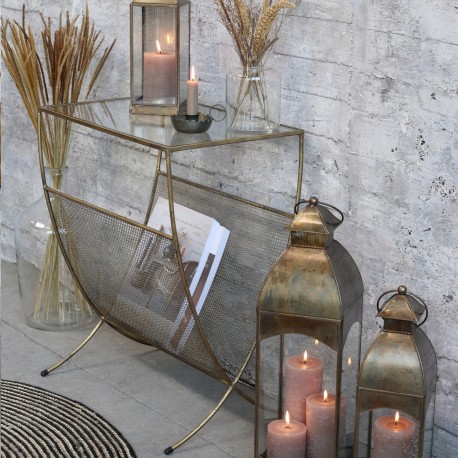 Metalowy stolik z dodatkową półką, która doskonale sprawdzi się jako miejsce na gazety.