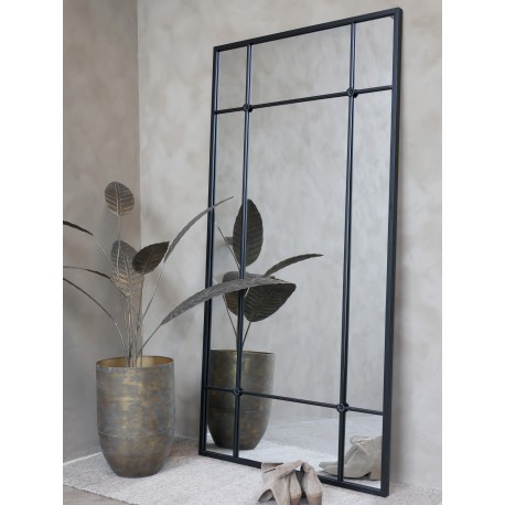 Duże lustro w czarnej ramie metalowej z szprosami ma kształt prostokąta i jest minimalistyczne.