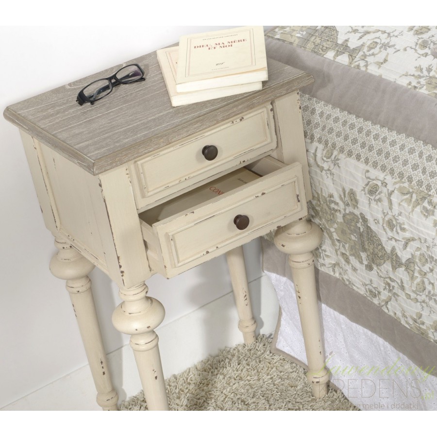 Stolik nocny w stylu prowansalskim to mebel wprost idealny do ustawienia obok prowansalskiego łóżka w sypialni.