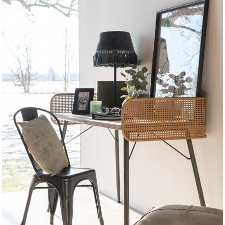 Biurko w stylu industrialnym to doskonały wybór jeśli chcesz zaaranżować miejsce do pracy kreatywnej.