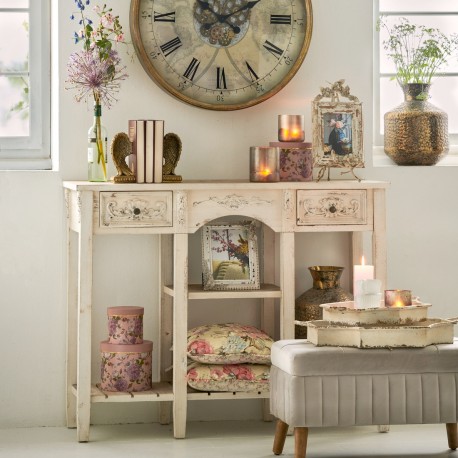 Bogato zdobiona konsola w stylu prowansalskim to jedna z najpiękniejszych - prosto z kolekcji holenderskiej marki.