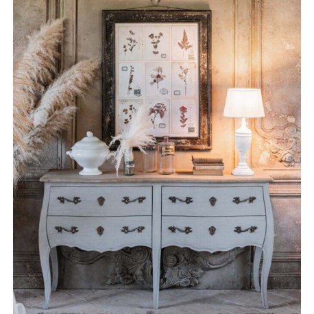 Komoda w stylu prowansalskim w jasnym kolorze to mebel, który ma opływowe kształty i oryginalne zdobienia!