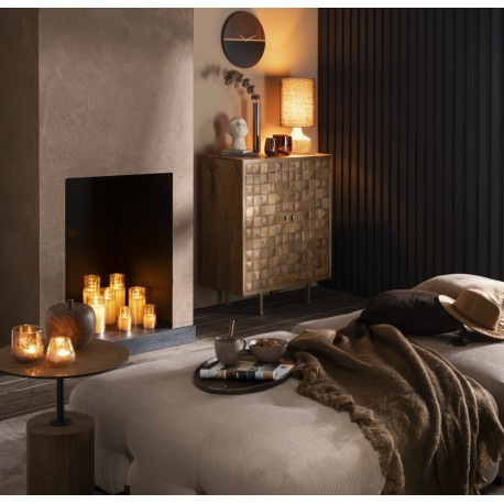 Komoda drewniana w stylu prowansalskim pomieści wszystkie gadżety w Twoim domu.