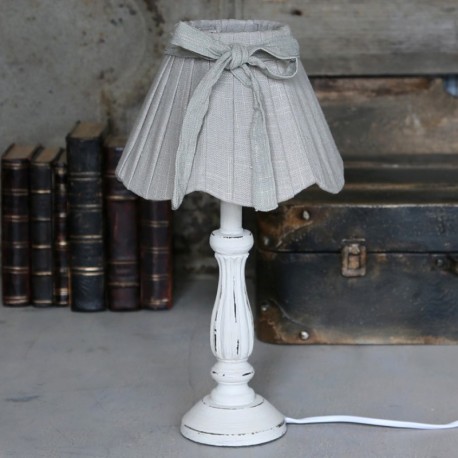 Lampka w stylu prowansalskim z szarym abażurem i białą podstawą