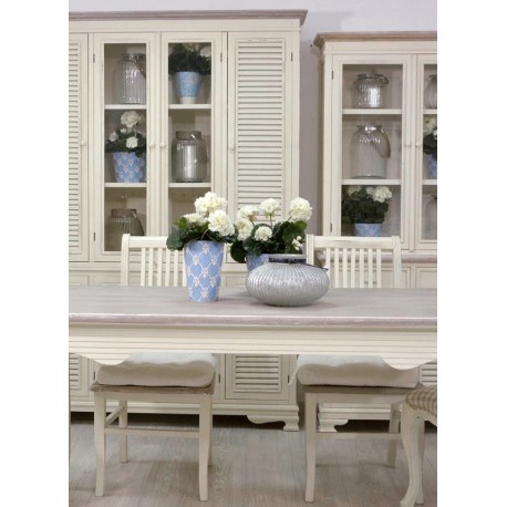 Kolekcja mebli Pesaro w kolorze kreomowym urzeka pięknymi, prowansalskimi żaluzjami, które zdobią drzwi szafek i komód.