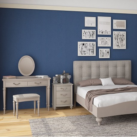 Szare łóżko z miękkim i pikowanym zagłówkiem to jedno z najwygodniejszych łóżek, idealne do prowansalskich sypialni.