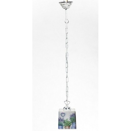 Lampa prowansalska na łańcuchu z kloszem ze szkła w loskiego zuroczą grafiką fioletowej lawendy.