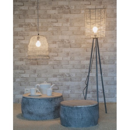 Szare stoliki z kolekcji Aluro z drewnianymi blatami doskonale sprawdza się w roli schowków i stolików kawowych jednocześnie.