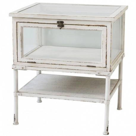 Postarzana, biała szafka z przeszkloną półką doskonale nadaje się do wnętrz prowansalskich.