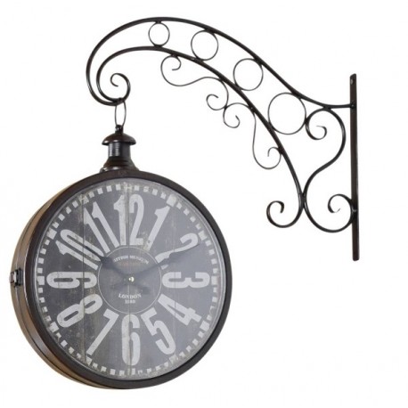 Zegar dworcowy do zamontowania na ścianie posiada ciekawe zdobienia metalowe.