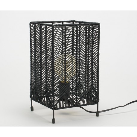 Lampka stojąca z rattanu w czarnym kolorze sprawdzi się w salonie i w sypialni.