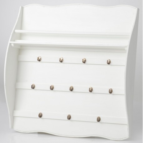 Biała szafka ścienna z uchwytami do wieszania kluczy, ścierek i breloków.