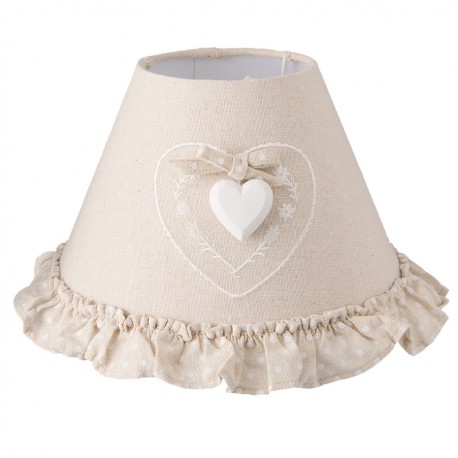 Abażur beżowy zdobiony haftowanym sercem i marszczoną falbanką ma klasyczny kształt i pasuje do drewnianej lampy lub kinkietu.