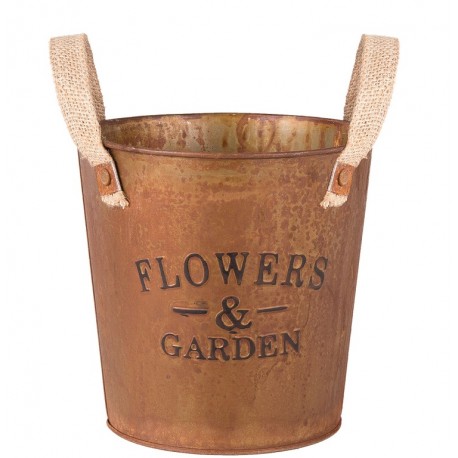 Pordzawiona osłonka metalowa w stylu prowansalskim ma klasyczny kształt, ciepłą barwę i oryginalne napisy Flowers&Garden.