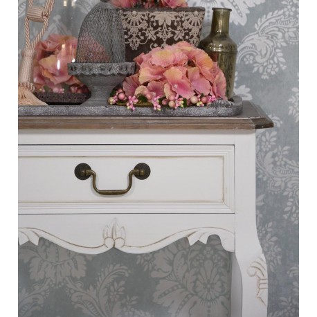 Konsola z kolekcji RImini White zaskoczy Cię piękną formą, którą zyskuje dzięki delikatnym rzeźbieniom.