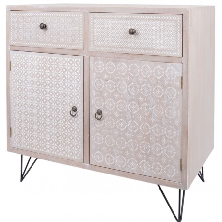 Komoda w stylu retro z wzorzystymi szafkami i szufladami, utrzymana jest w jasnej, beżowej kolorystyce.