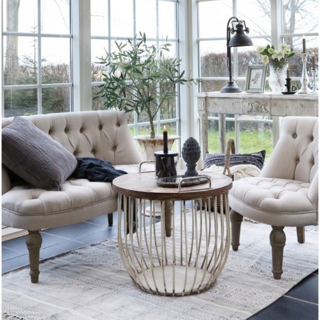 Stolik w formie ażurowego kosza ze zdejmowaną przykrywką to wielozadaniowy mebel do zadań specjalnych w salonie i nie tylko.