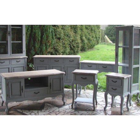 Kolekcja mebli Catania w kolorze jasnoszarym to piękne meble zdobione finezyjnymi rzeźbieniami.