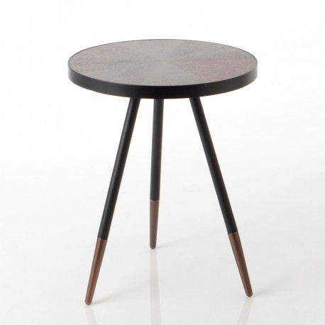 Okrągły stolik w stylu skandynawskim stabilnie opierający się na prostych nogach wygląda niezwykle lekko.