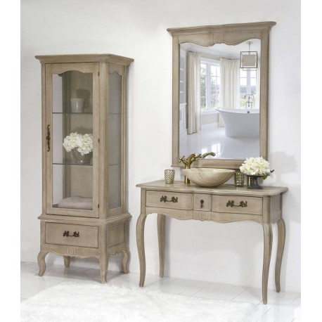 Ekskluzywne meble z kolekcji Venezia mają przepiękny kolor jasnego brązu i majestatyczne, metalowe uchwyty.