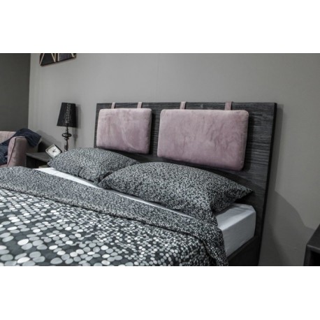 Łóżko Capella z różowymi poduszkami na zagłówku to doskonały mebel do eleganckiej sypialni.