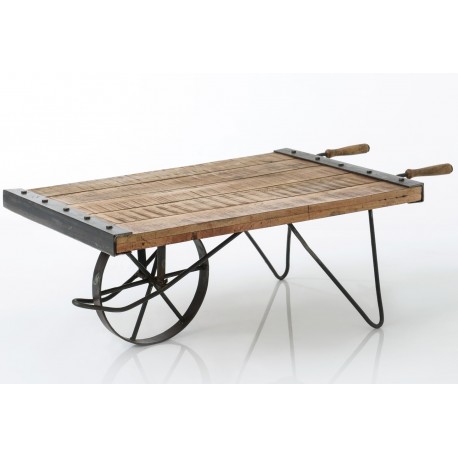 Stolik z drewna i metalu wykonany został w formie taczek na dwóch kółkach.