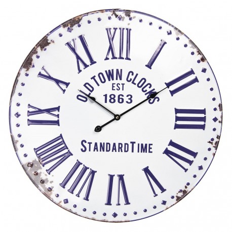 Postarzany zegar retro wykonano z metalu i pomalowano go na biało.