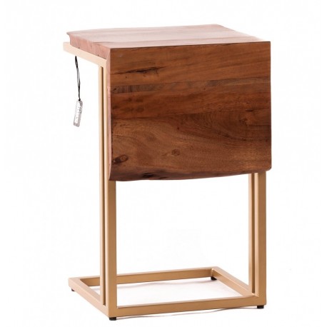 Pomocniczy stolik Aluro wykonano z drewna i metalu w ciepłych barwach.