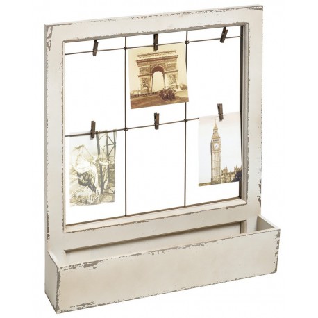 Postarzana dekoracja na zdjęcia z przegródką ma biały kolor i jest postarzana.