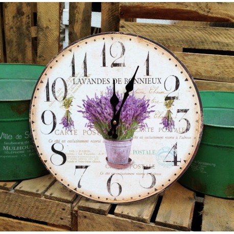 biały zegar z piękną fioletową lawendą na środku
