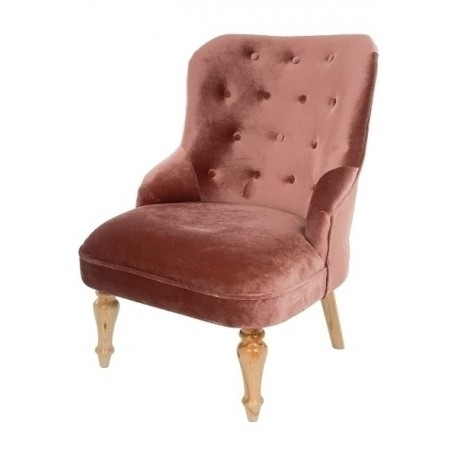 Różowy fotel w stylu prowansalskim ma drewniane nóżki w jasnym kolorze brązu.