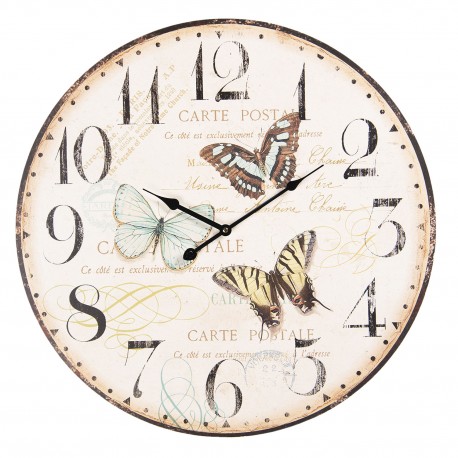 Prowansalksi zegar jest okrągły, a delikatny urok nadają mu kolorowe motyle na beżowej tarczy.
