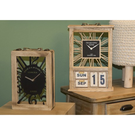 Kwadratowy zegar z drewna w starym stylu to pomysł na magiczny prezent.